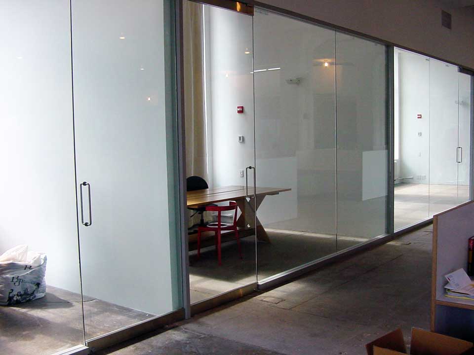 Single Glazed Frameless Pivot Glass Doors