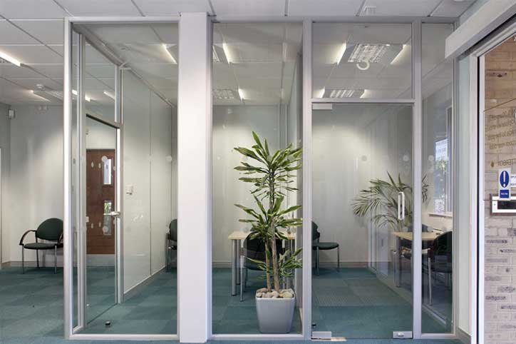 Partitioning doors: Pivot frameless swing door