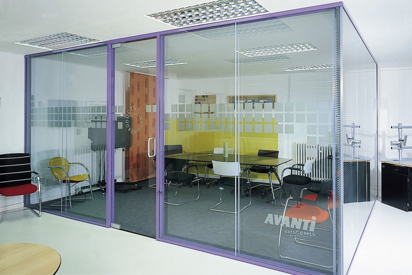 Pivot frameless swing door